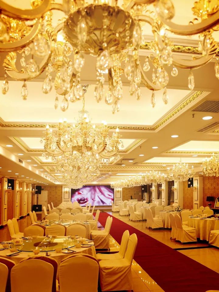 去哪儿办婚宴,省钱又体面?大连500对新人选对了!