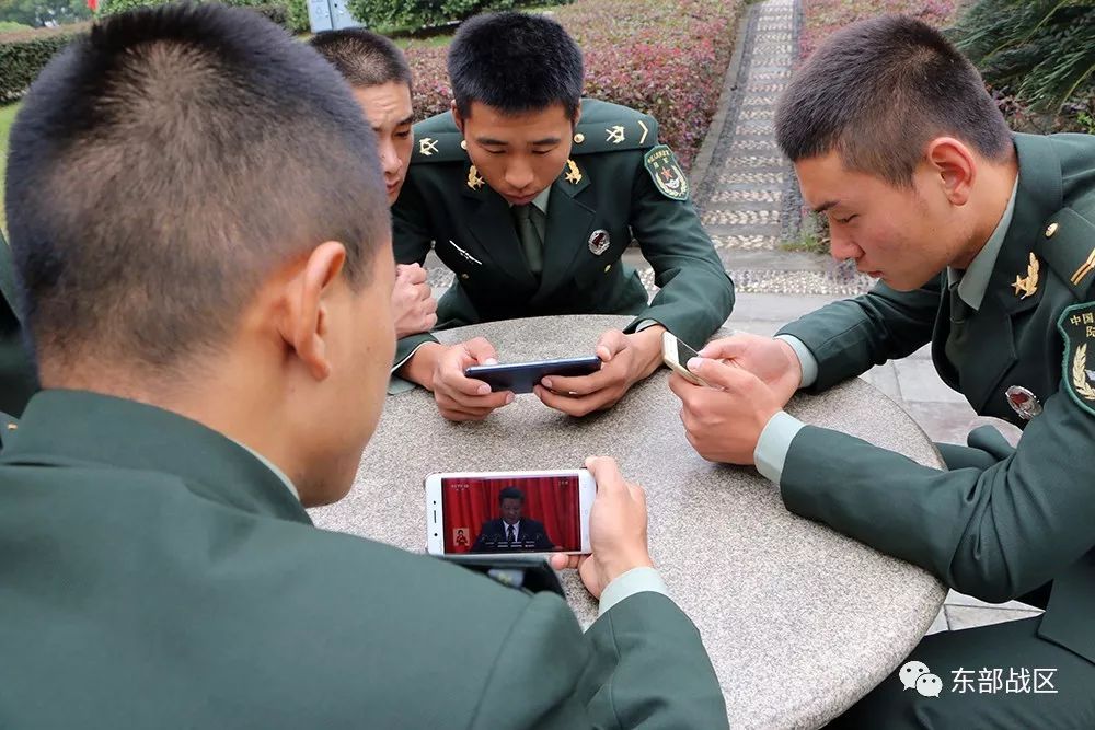 连队官兵通过手机观看大会盛况.