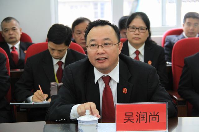 八步区区长雷少华作讲话