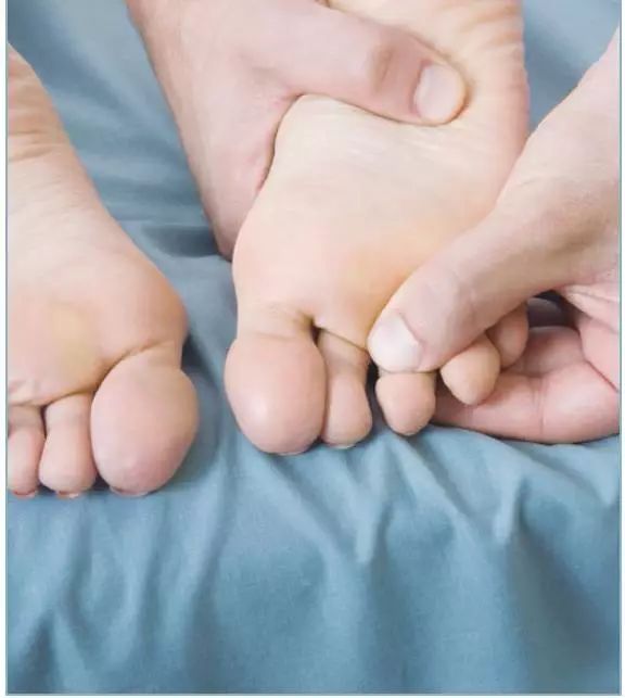 【5】一只手握住脚心,另一只手依次按摩每个脚趾.