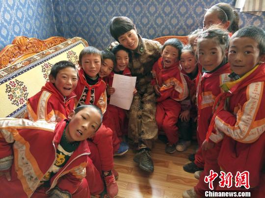 图为潘虹霞与聂荣县白雄乡小学的学生们合影. 潘虹霞供图