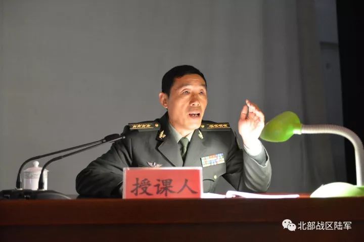 宣讲团成员徐小林教授正在进行宣讲