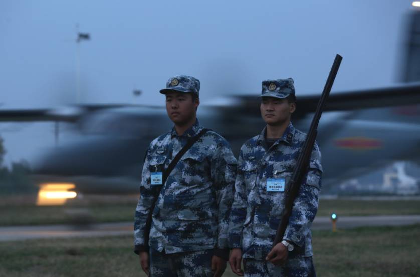 空降兵夜间伞降!夜幕降临,他们的表演刚刚开始