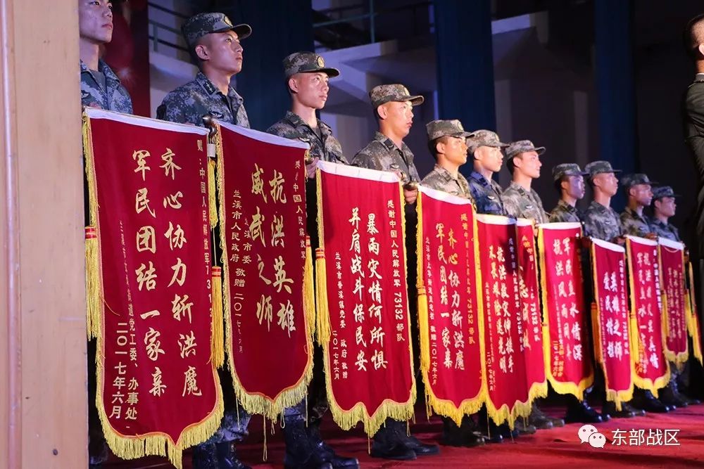 荣誉室内琳琅满目这是一支像小老虎一样嗷嗷叫的连队,被誉为最可爱的