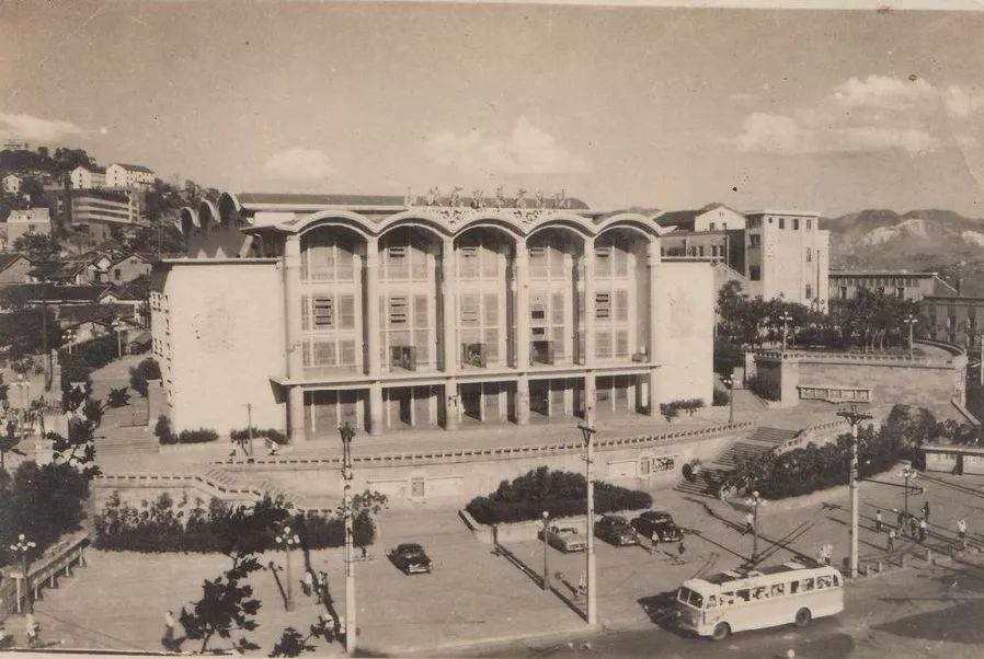 1960年建成的山城宽银幕电影院旧照
