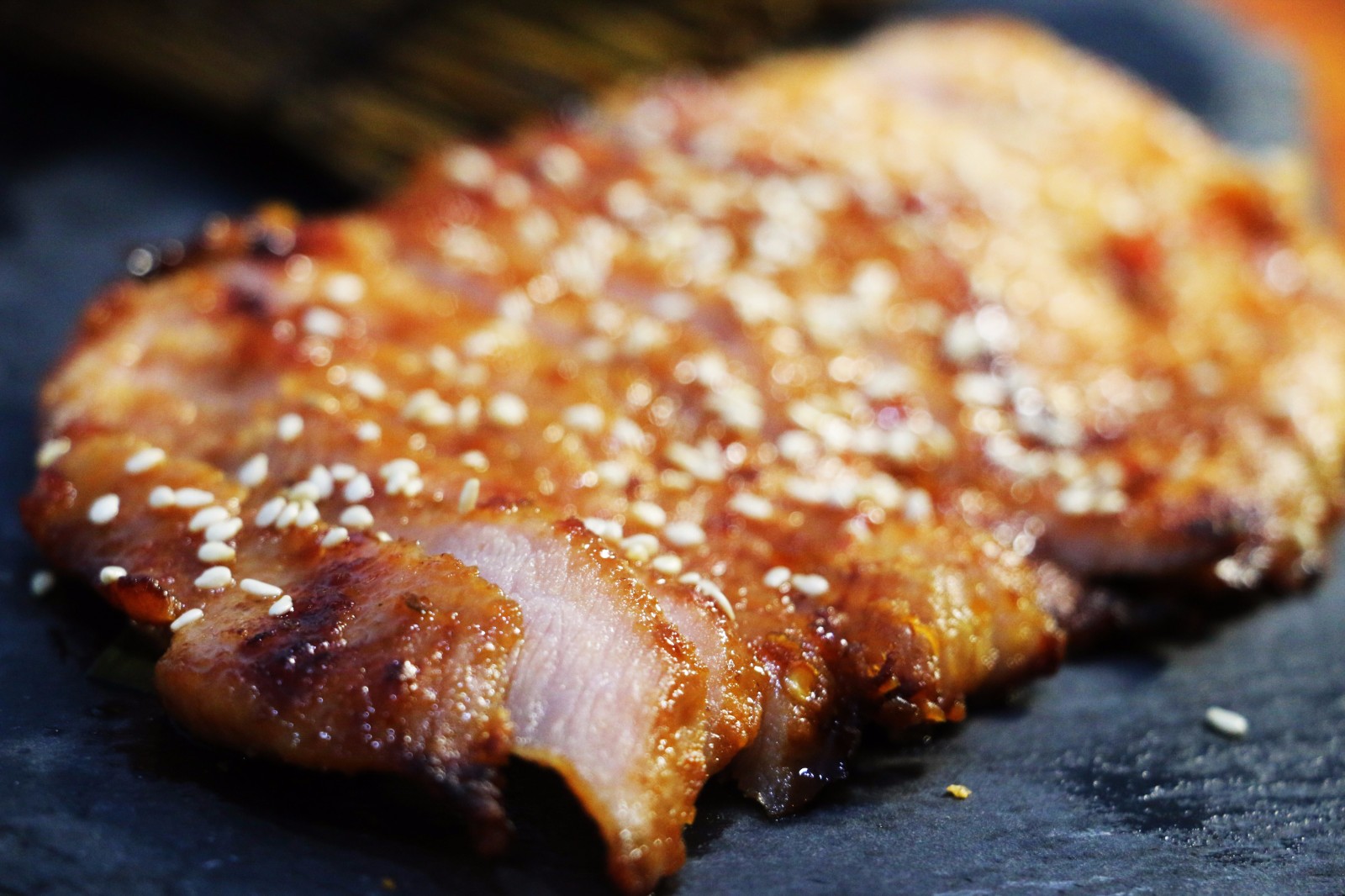 店里的时候点了这款招牌炭烤松板肉,她说"这盘松板肉我愿意天天来吃"!