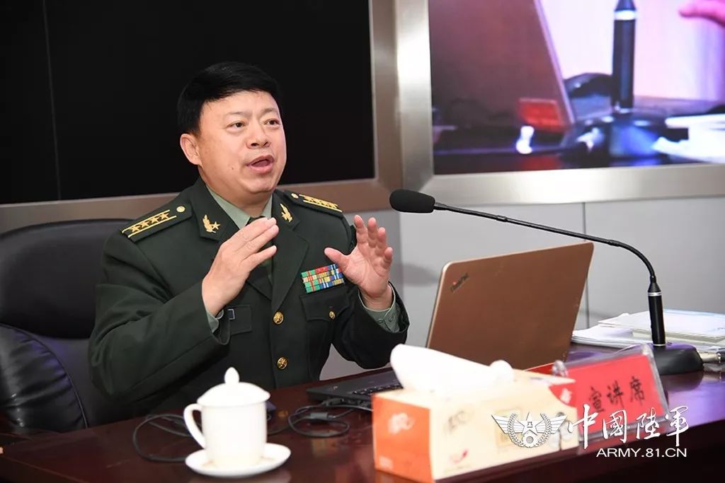 第80集团军政治工作部副主任毕可弟和陆军军医大学教授蒋盛云两位宣讲