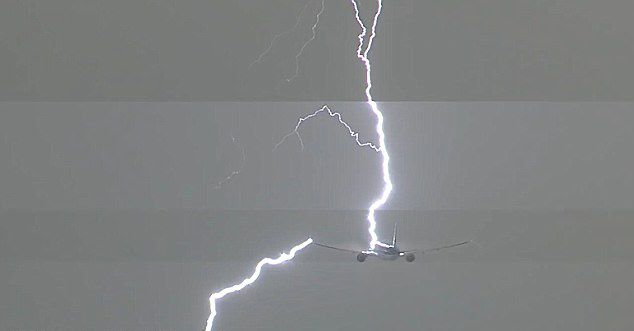 视频中,这架波音飞机刚刚起飞,便与闪电"亲密接触".