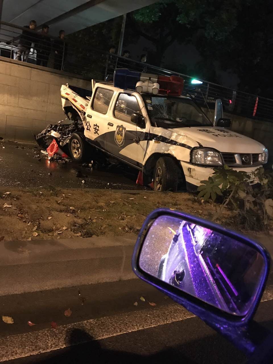 今天凌晨,琴桥下,奔驰男疑似醉驾,撞翻警车压到