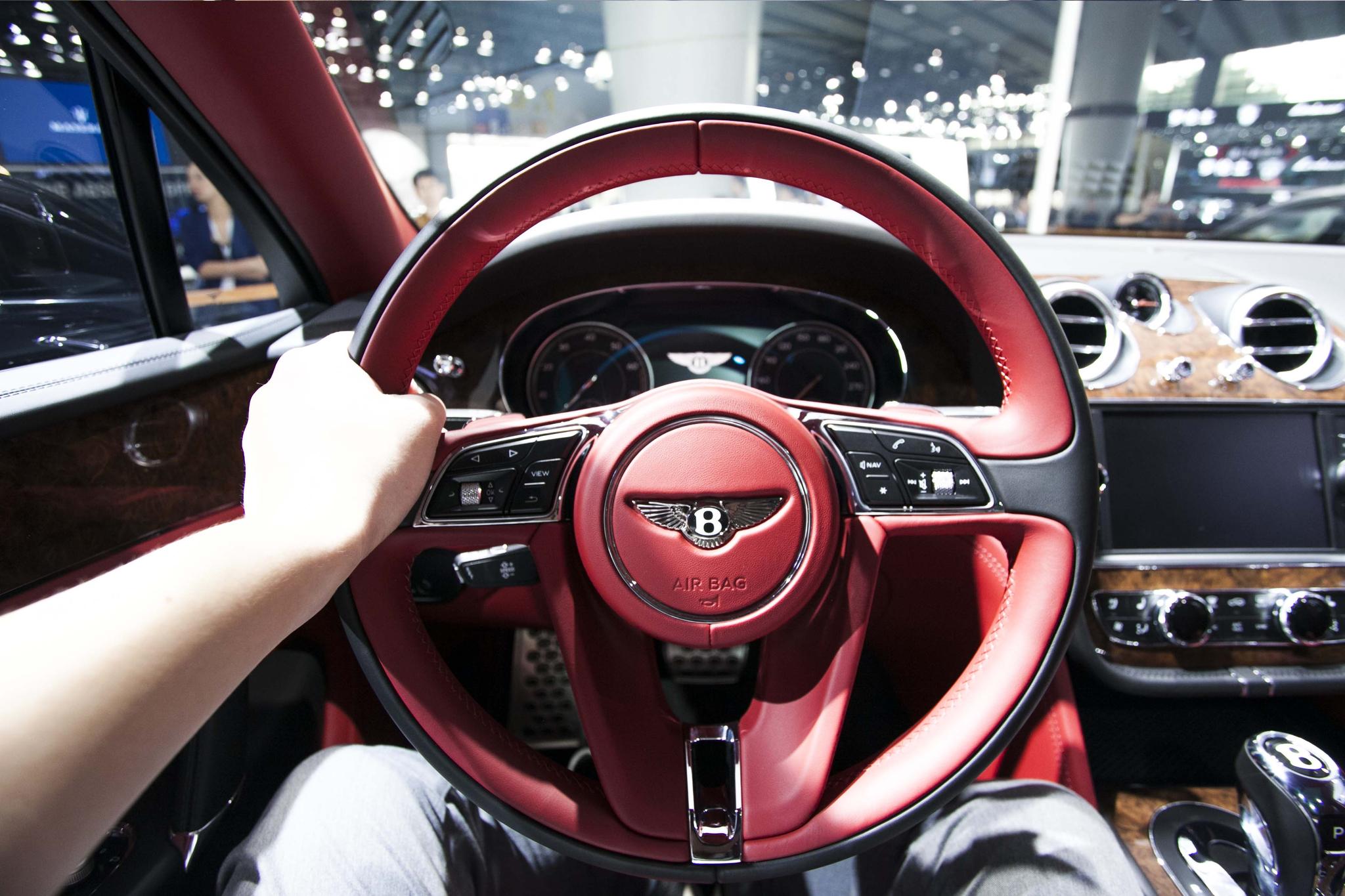 玛莎拉蒂的方向盘就表现着中规中矩,亮点不如其它品牌突出.