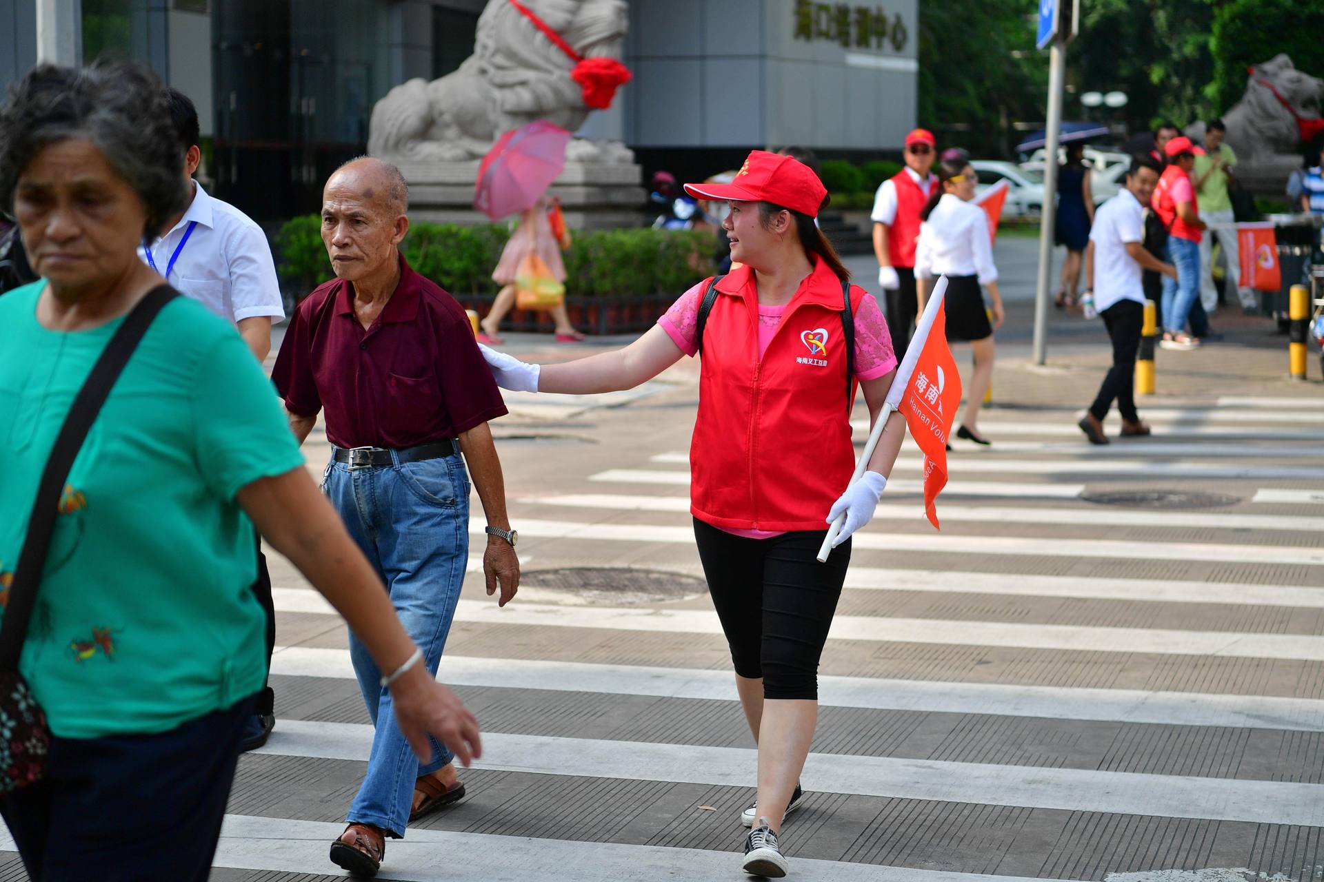 各大央媒发朋友圈点赞海口成功创文 看看他