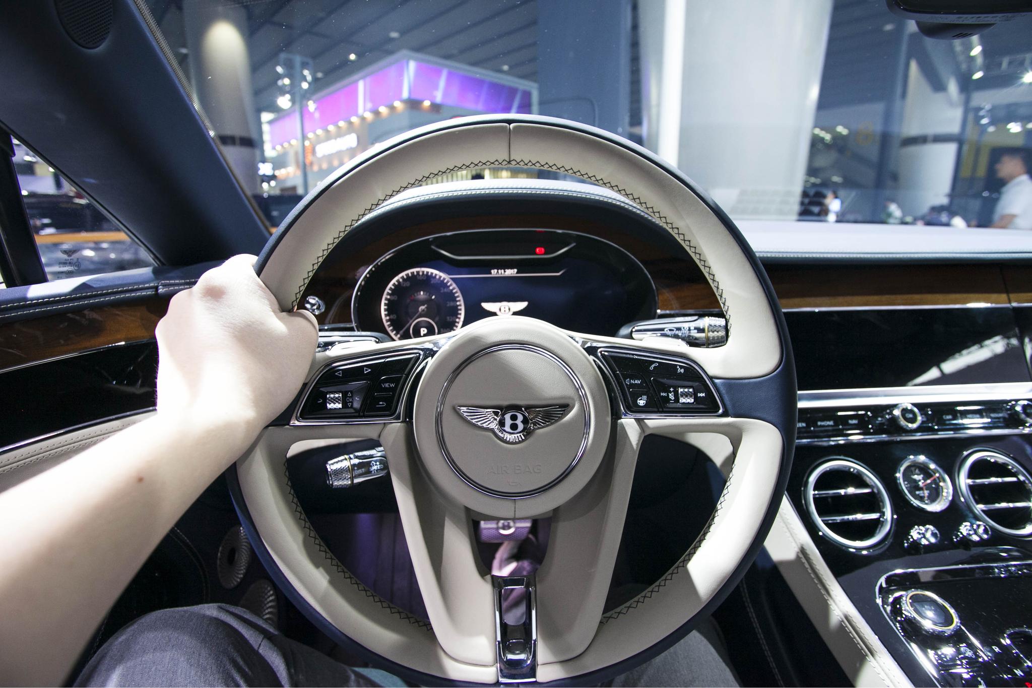 玛莎拉蒂的方向盘就表现着中规中矩,亮点不如其它品牌突出.