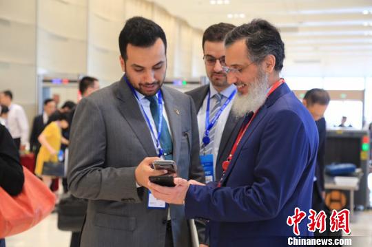 图为外商来浙江洽谈投资合作 沈汝汝 摄