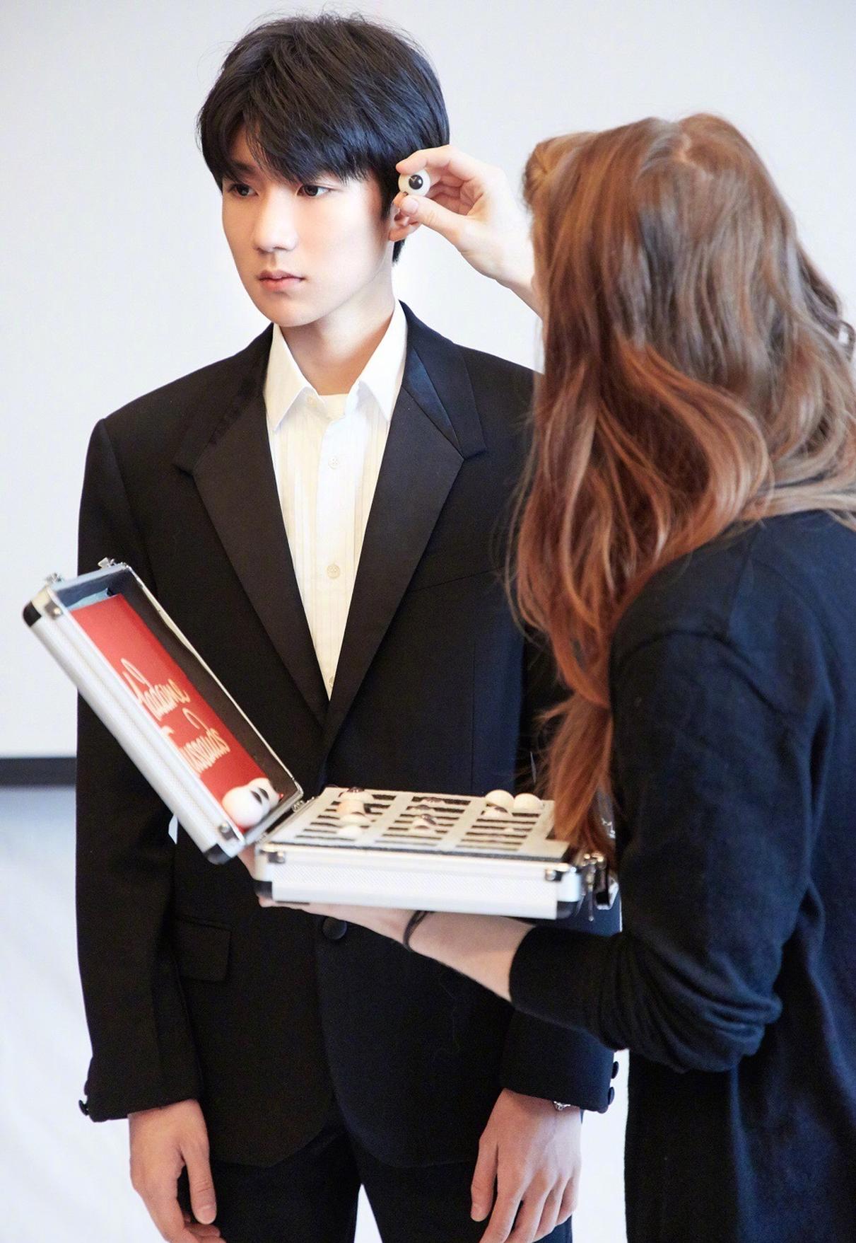 王源亮相杜莎夫人蜡像馆量身仪式