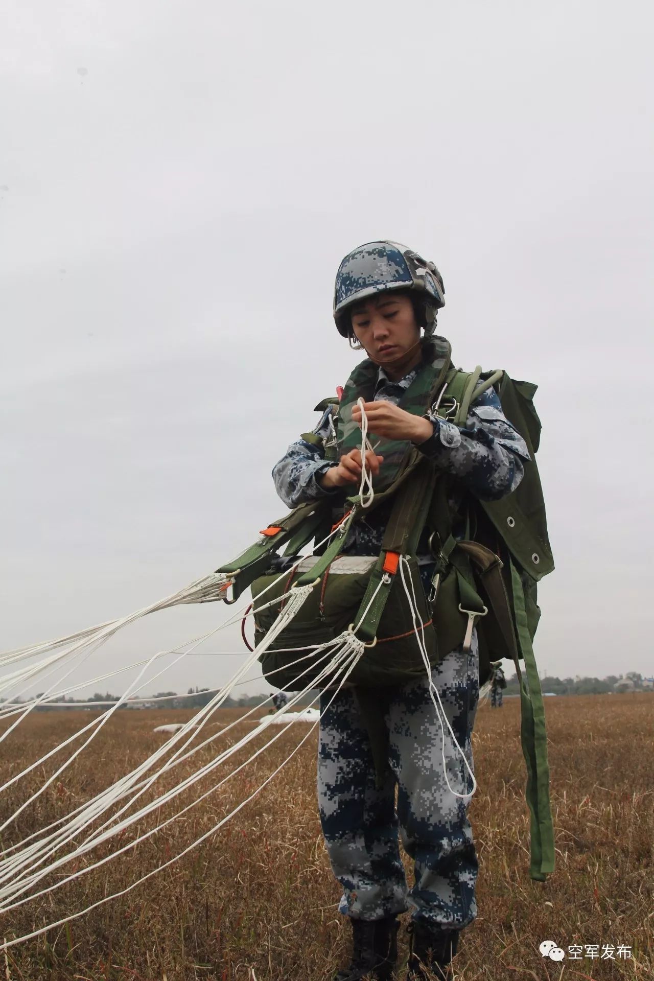 空降女兵请你仰望天空那里也有我的身影
