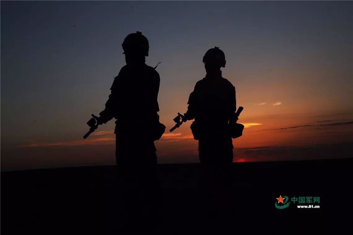 第75集团军某勤务旅的报道员拍摄的,这里的战士有的在训练,有的在站岗