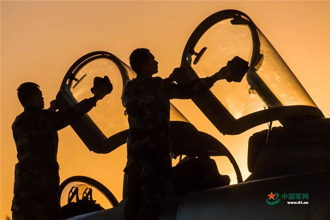 有雷达兵与雷达相伴守护天网,有飞行员驾驶战机冲上云霄……现在,一起