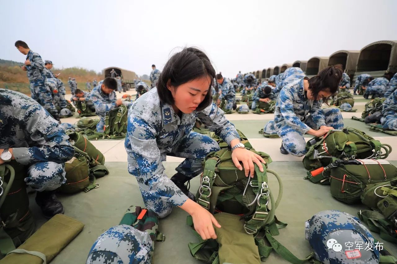 空降女兵请你仰望天空那里也有我的身影