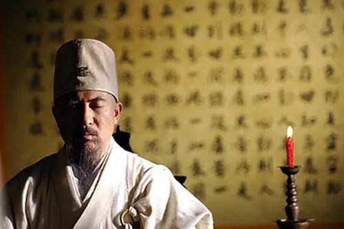 木,故"东邪"为黄药师(平时都穿着青袍);南方尚赤,属火,故"南帝"号一灯