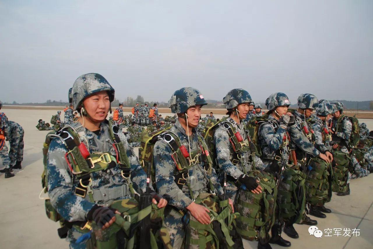 空降女兵请你仰望天空那里也有我的身影