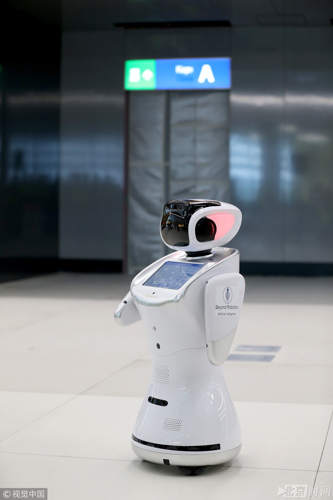 土耳其伊斯坦布尔新机场施工机器人上岗给乘客指路