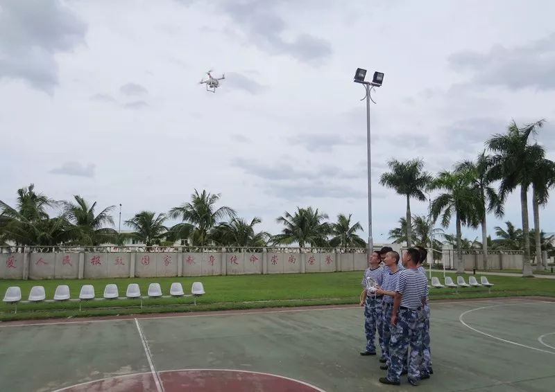 这群南海舰队的场务兵踩着风火轮上班