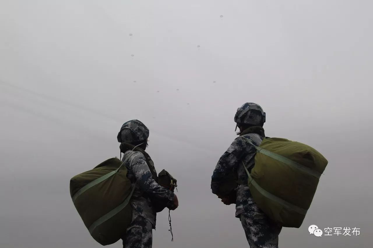 空降女兵请你仰望天空那里也有我的身影