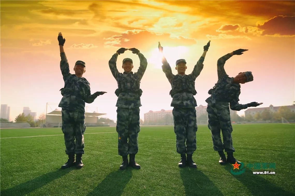比热血豪迈的军营更青春;没有哪一种人生,比荡气回肠的军旅更无悔