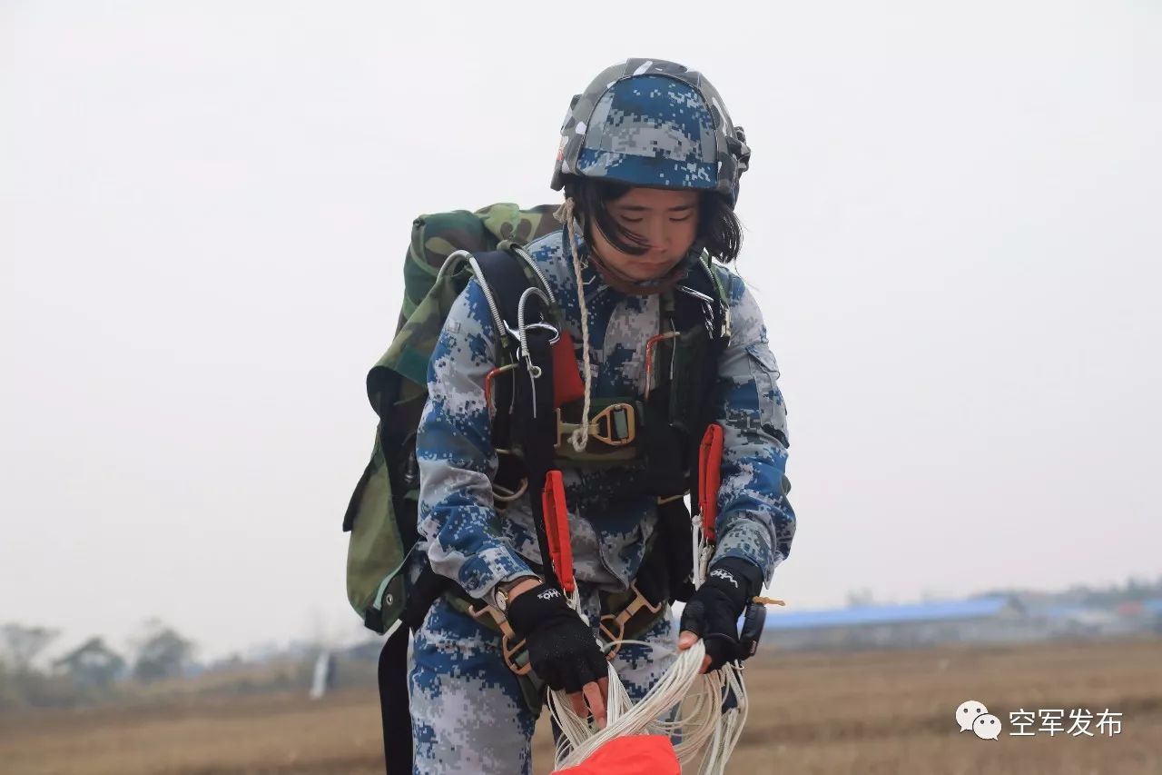 空降女兵请你仰望天空那里也有我的身影