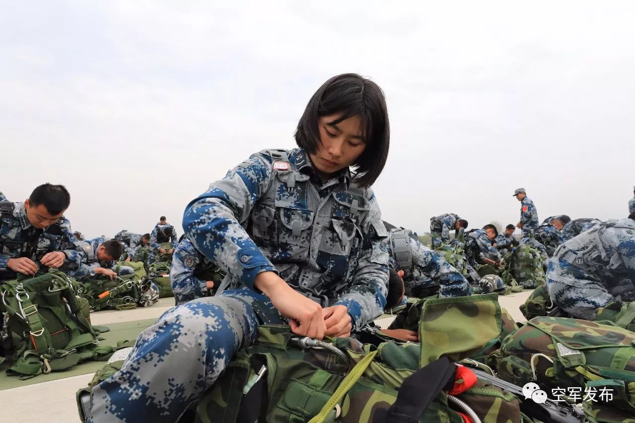 空降女兵请你仰望天空那里也有我的身影