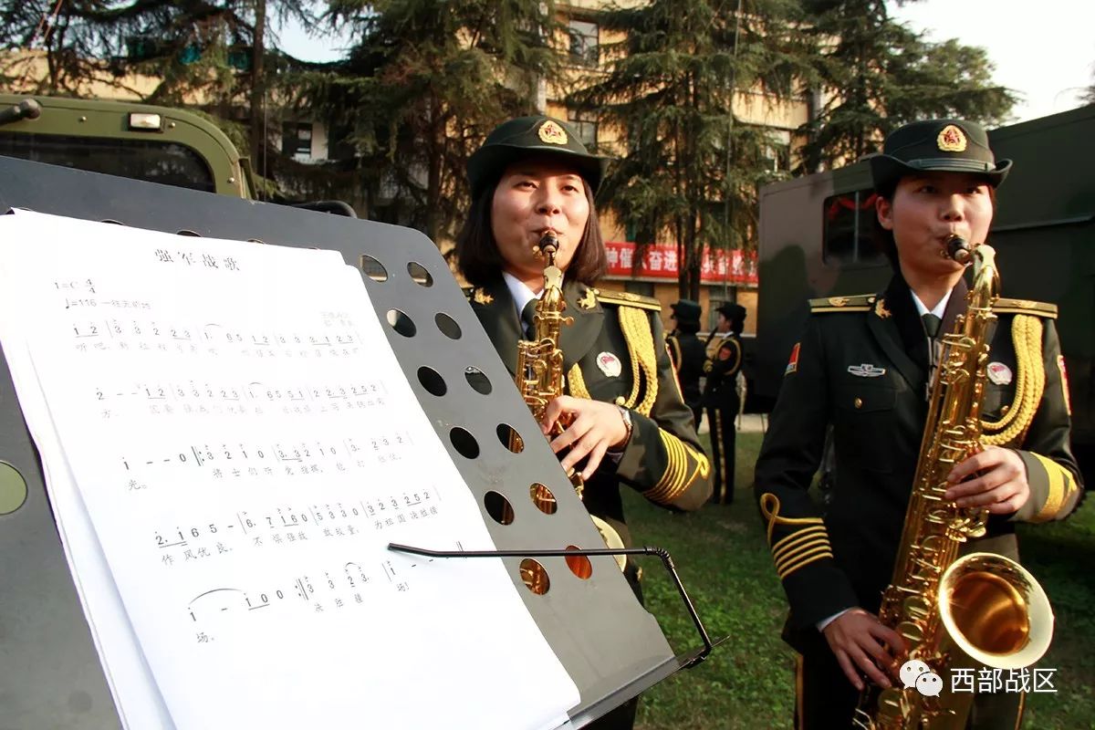 西部战区某团军乐队奏响学习党的十九大精神乐章