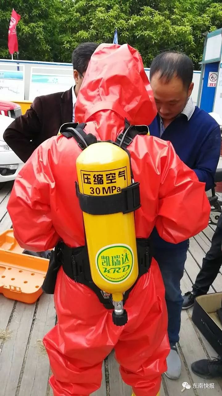 福州有一群蛙人背着氧气筒身穿防水服钻进暗涵做这事