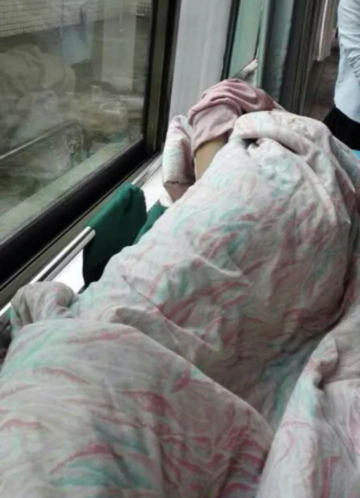 桃江四中一名感染肺结核学生在医院接受治疗.受访者供图