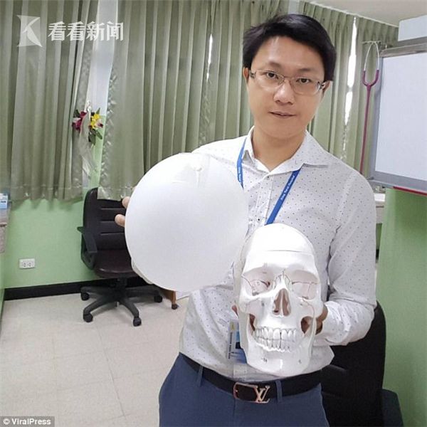 视频|贫苦老汉脑袋长巨瘤形似"双头怪" 被路人一照捧红重获新生