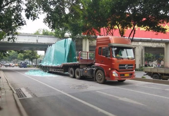 11月5日凌晨6时许,一辆拉着满满一车玻璃板的货车沿着南宁市秀厢大道