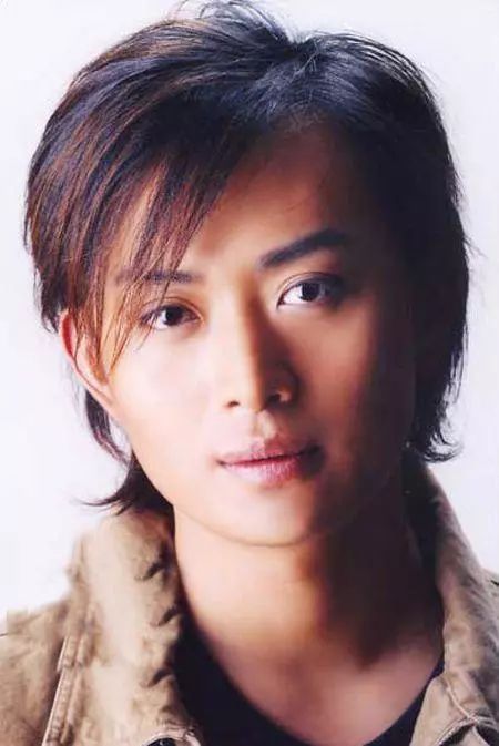 蜜桃说:他被称为古装男神,曾三拒琼瑶,出道多年无绯闻却娶了第三者.