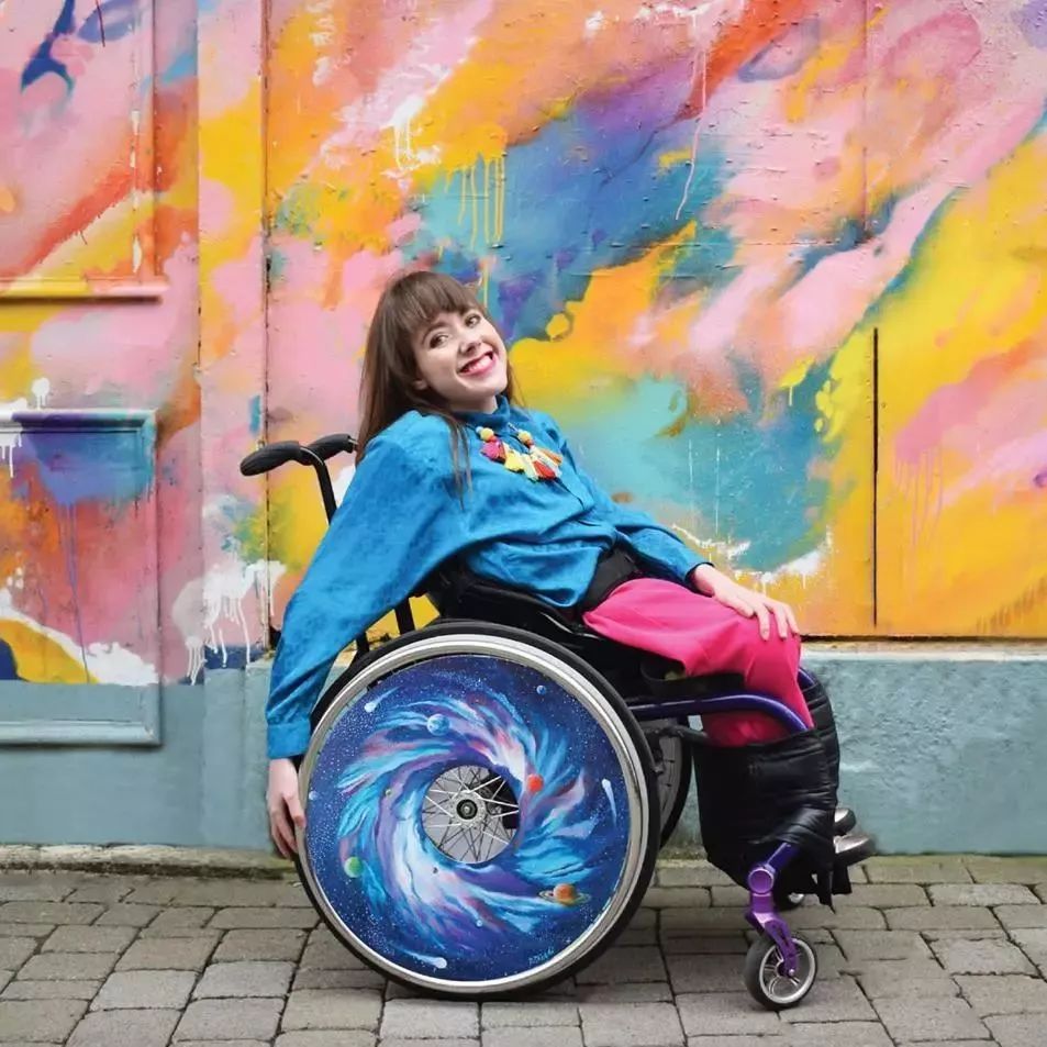 她天生残疾,但是改造出了最美的轮椅.