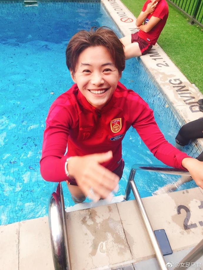 图集-女足泳池训练,王霜古灵精怪,俏皮可爱