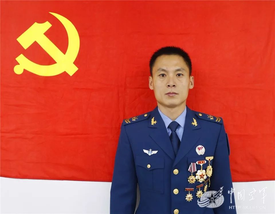 面孔从小梁到顶梁柱这位全军士官优秀人才奖一等奖获得者就爱管闲事