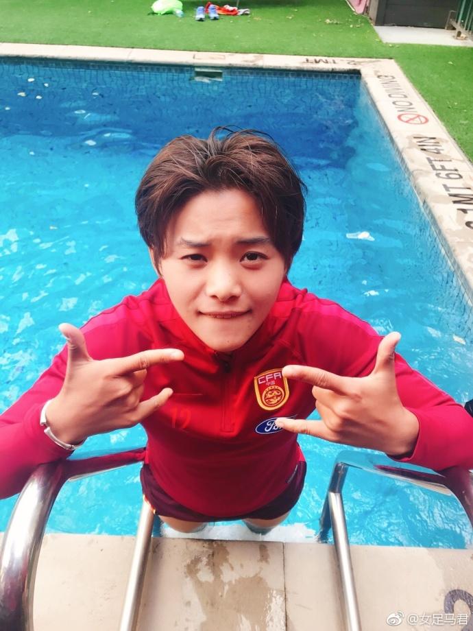 图集-女足泳池训练,王霜古灵精怪,俏皮可爱