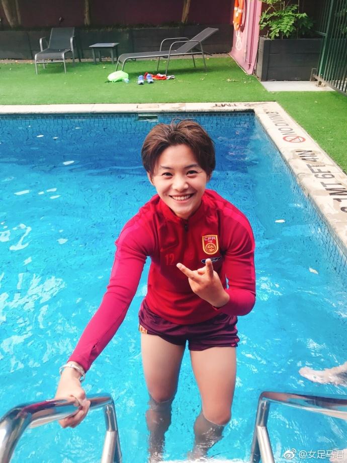 图集-女足泳池训练,王霜古灵精怪,俏皮可爱