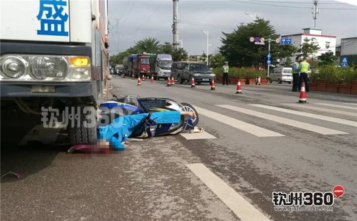 该女子头部被大车碾压,头盔都被压碎了,人和电动车一起倒在斑马线上