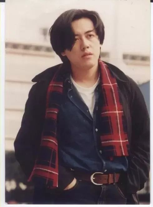 原来张宇年轻的时候颇有几分古惑仔的味道,穿着破洞牛仔裤,背着吉他