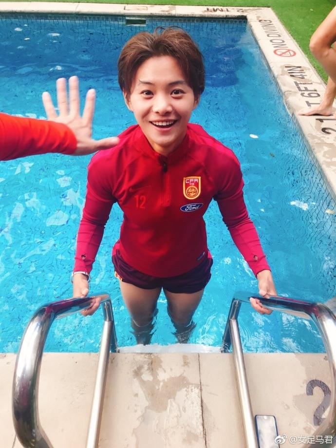 图集-女足泳池训练,王霜古灵精怪,俏皮可爱