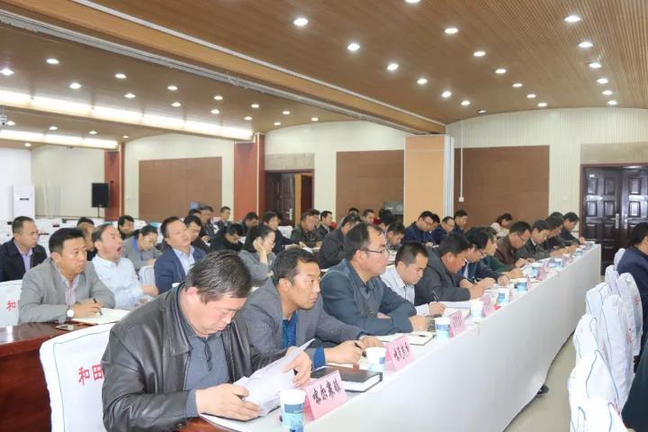 墨玉县召开第十七次中心组理论学习会议 张冠军主持会