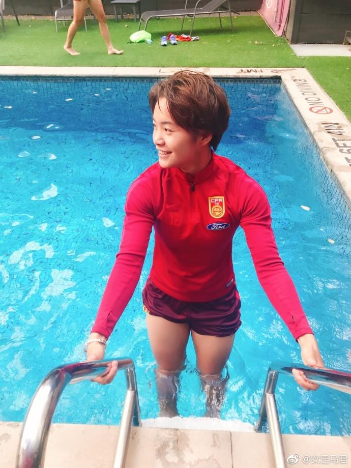 图集-女足泳池训练,王霜古灵精怪,俏皮可爱