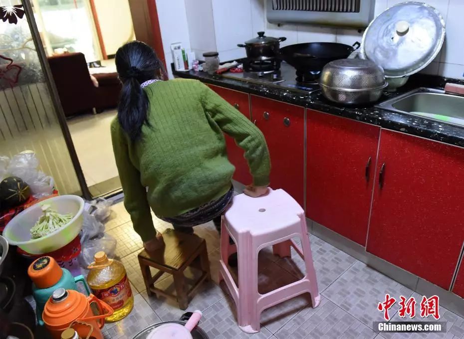 现在,刘朝英的家中有两个男人离不开她,一个是卧床了15年且患了阿尔兹