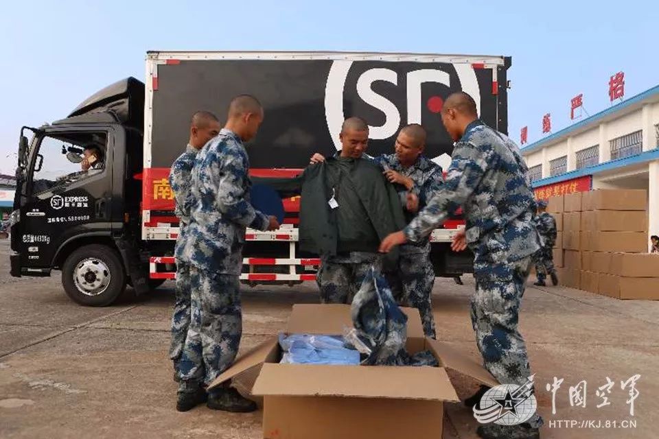 "对军事物流素有研究的空军后勤部部长郑学祥带领后勤机关各部门行动
