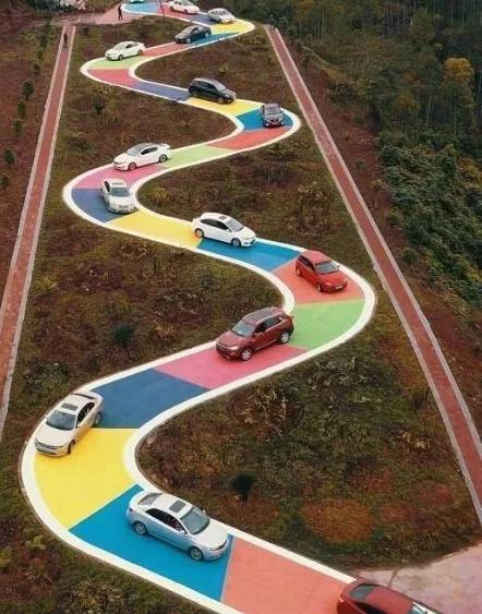 重庆现七彩斑斓网红公路你有兴趣试试吗