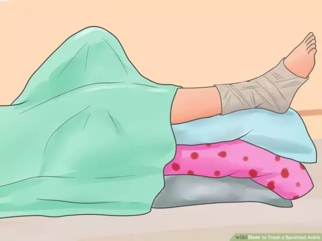 2017维密秀中国超模摔倒崴脚,看着都痛